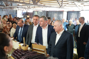 Президент Бадра Гунба посетил открытие обновленного Центрального рынка в Ткуарчале