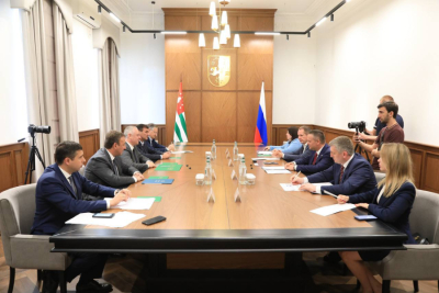 The President of Abkhazia Badra Gunba held a meeting with the Minister of Transport of Russia Andrey Nikitin.