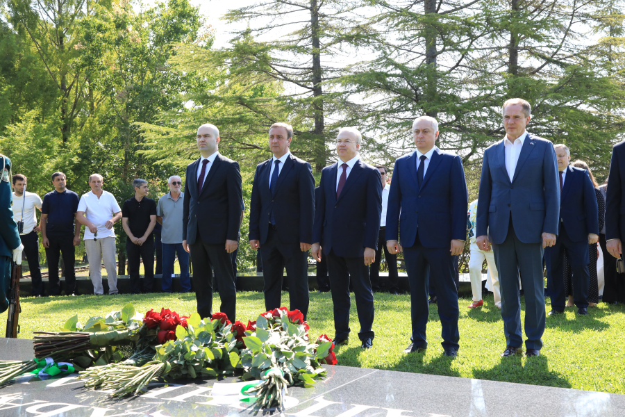 Президент Бадра Гунба почтил память Первого Президента Абхазии Владислава Ардзинба