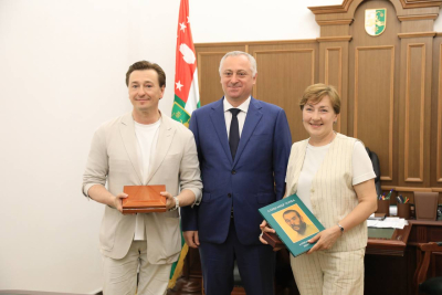 Президент Бадра Гунба провел встречу с Народным артистом России Сергеем Безруковым в преддверии открытия в Сухуме международной программы «ЭХО БДФ Республика Абхазия»