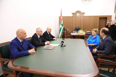 President of Abkhazia Badra Gunba met today with the Chief Director of Russia’s State Academic Maly Theatre, Merited Artist of the Russian Federation Alexei Dubrovsky, and People’s Artist of the Russian Federation Irina Muravyova.