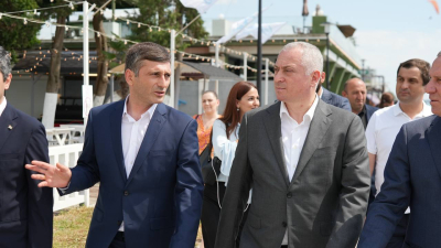 Президент Бадра Гунба проинспектировал ход реконструкции центральной набережной в Гагре