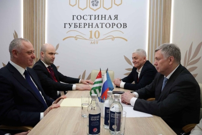 Имҩаԥысит Гәынба Бадреи Улиановсктәи аобласт агубернатор Алексеи Русскихи реиԥылара