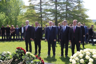 Президент Бадра Гунба почтил память Первого Президента Абхазии Владислава Ардзинба